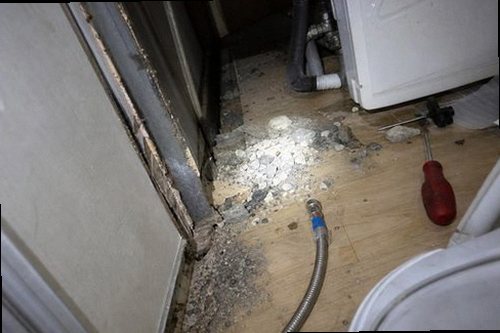 과천 누수탐지 싱크대 하부장과 연결 배관의 누수 흔적을 확인하는 모습