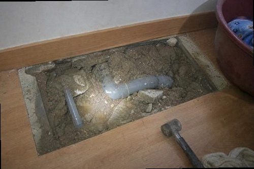 광주 누수탐지 천장과 벽면에 나타난 누수 흔적을 확인하는 모습