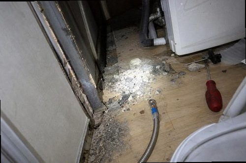 광주 누수탐지 싱크대 하부장 내부 배관과 물자국을 확인하는 모습