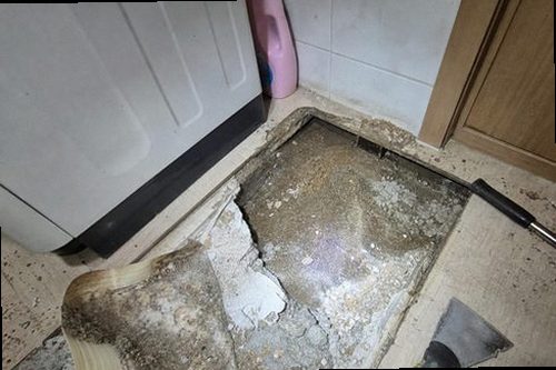 누수탐지 수도계량기 별침과 실내 누수 흔적을 확인하는 모습