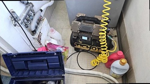 구리 누수탐지 창 주변 실란트 제거와 외벽 접합부 보수 후 상태