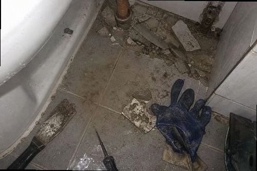 안성 누수탐지 화장실 바닥과 배관 구조를 확인하는 현장 점검