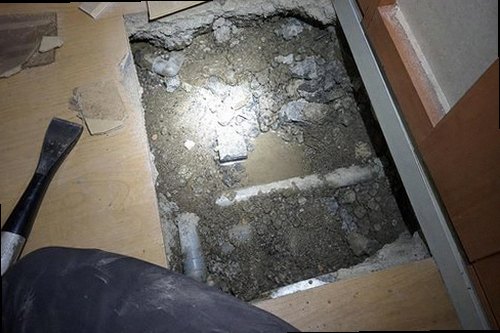 누수탐지 천장 얼룩과 배관 점검을 비교하는 누수 현장 이미지