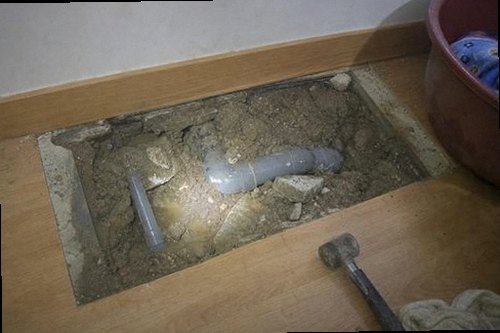 여주 누수탐지 천장과 벽면의 누수 흔적을 확인하는 모습