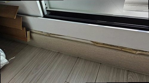여주 누수탐지 천장에 번진 누수 흔적과 수분 측정기를 확인하는 현장