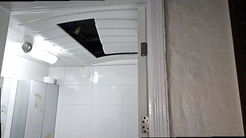 누수탐지 천장 누수 흔적과 배관 점검 위치를 비교하는 현장 이미지