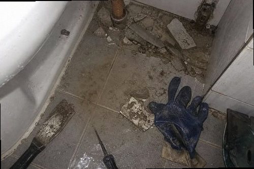 오산 누수탐지 욕실 천장과 벽면의 누수 흔적을 확인하는 모습