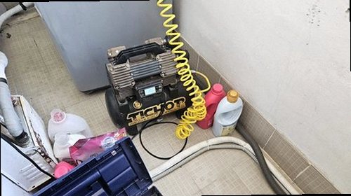 누수탐지 베란다 천장 얼룩과 창틀 하부 실란트 상태를 확인하는 모습
