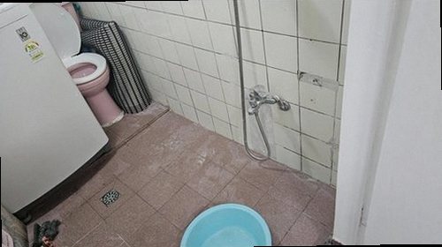누수탐지 천장과 벽면에 나타난 누수 흔적을 확인하는 모습