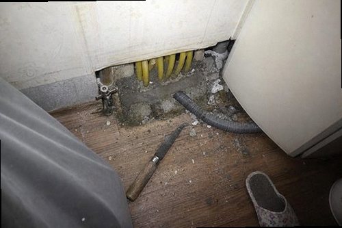 의왕 누수탐지 수도계량기 별침과 배관 압력 게이지를 확인하는 모습