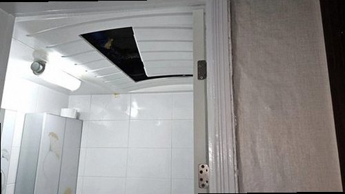 누수탐지 배관 압력 검사와 청음탐지 장비를 사용하는 모습