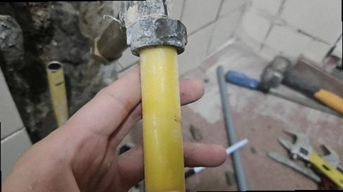 이천 누수탐지 천장 얼룩과 벽지 들뜸을 확인하며 누수 위치를 기록하는 모습