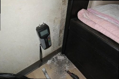 파주 누수탐지 안방 벽면의 습기 흔적과 누수 점검 전 보양 작업