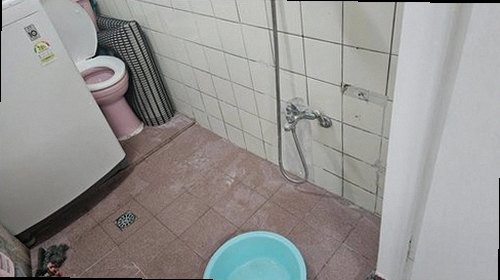 파주 누수탐지 배관을 노출한 뒤 압력 검사를 진행하는 현장