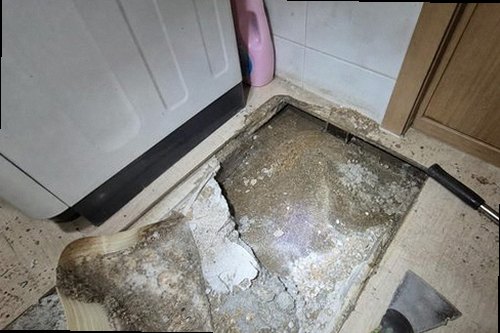 파주 누수탐지 싱크대 하부장 안쪽 연결 호스와 젖은 바닥판을 확인하는 현장