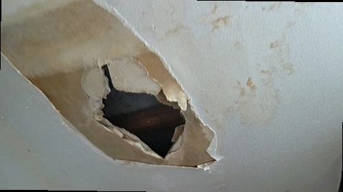평택 누수탐지 보일러 압력계와 천장 누수 흔적을 비교하는 현장 점검