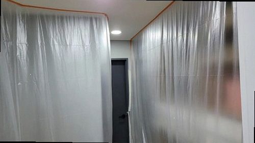 포천 누수탐지 벽과 천장에 나타난 누수 흔적을 확인하는 모습
