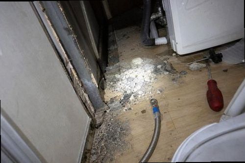 하남 누수탐지 배관 보수 후 압력 게이지와 주방 바닥 상태를 확인하는 모습