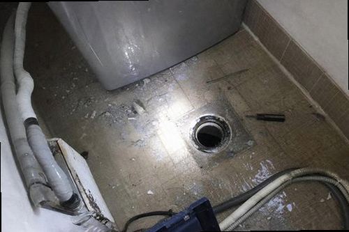 누수탐지 베란다 천장 얼룩과 창호 주변 실란트 상태를 확인하는 현장