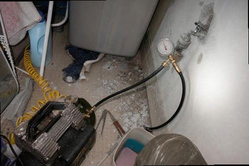 덕양구 누수탐지 베란다 천장 물자국과 배관 주변 누수 흔적
