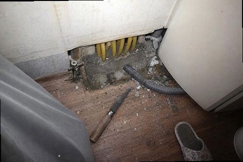 누수탐지 수도계량기 별침과 잠금 밸브를 확인하는 모습