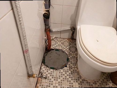 덕양구 누수탐지 욕실 바닥과 천장에 나타난 누수 피해 상태를 확인하는 모습