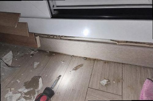 오정구 누수탐지 천장 얼룩과 벽면 습기 발생 위치를 확인하는 모습