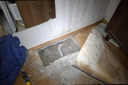 원미구 누수탐지 싱크대 하부장과 주방 바닥의 누수 흔적을 확인하는 현장