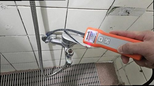 원미구 누수탐지 천장 누수 흔적과 배관 구조를 비교한 안내 이미지