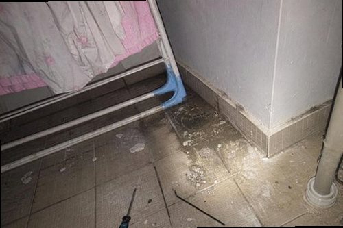 원미구 누수탐지 베란다 천장 얼룩과 창호 하부 실란트 상태를 확인하는 현장