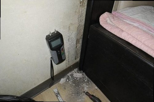 누수탐지 천장과 벽에 생긴 누수 흔적을 점검하는 모습
