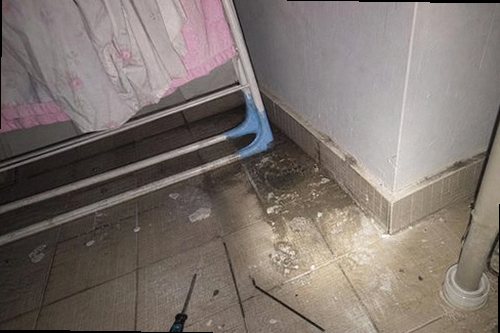 누수탐지 베란다 벽면의 누수 흔적과 수분 측정 과정
