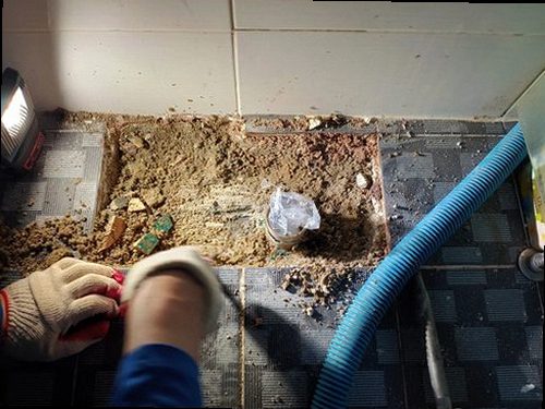 누수탐지 수도계량기와 실내 배관 구조를 확인하는 모습