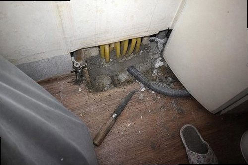 권선구 누수탐지 욕실 천장 얼룩과 바닥 습기 흔적을 확인하는 모습