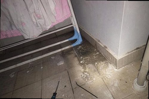 누수탐지 베란다 창틀과 천장 물자국을 확인하는 현장