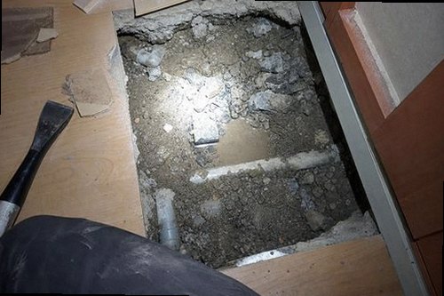 팔달구 누수탐지 천장 얼룩과 벽면 곰팡이 발생 상태를 비교하는 모습