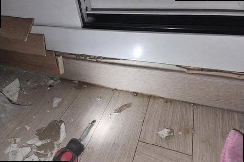 팔달구 누수탐지 복도 천장과 대리석 벽면에 나타난 누수 흔적