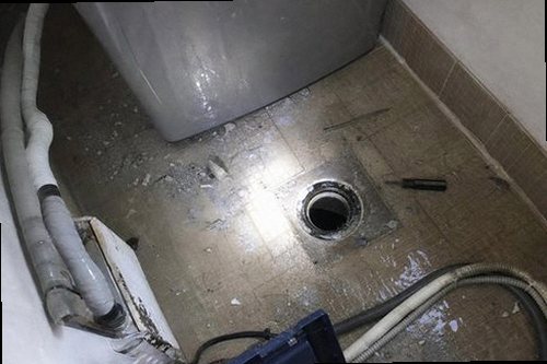 단원구 누수탐지 베란다 벽면 물자국과 창호 주변 상태를 확인하는 모습