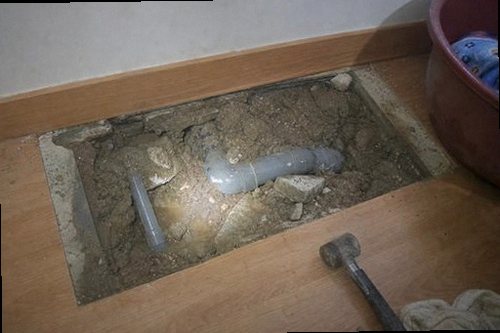 누수탐지 거실 벽면 누수 흔적과 수분 측정 검사 모습
