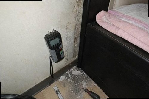 누수탐지 누수 보수 후 건조 상태와 마감 전 벽면을 확인하는 모습
