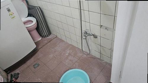 누수탐지 수도계량기 별침과 누수 흔적을 확인하는 모습