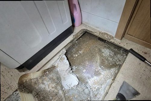 누수탐지 싱크대 하부장과 수도계량기 별침을 확인하는 현장