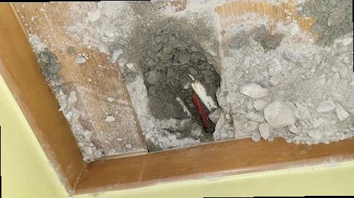 누수탐지 벽면 물자국과 곰팡이 발생 상태를 확인하는 모습