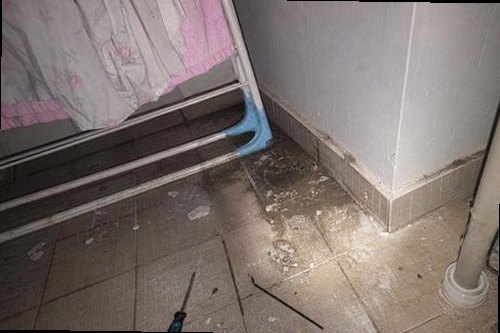 누수탐지 베란다 천장과 창틀 주변의 물자국 및 습윤 상태 확인