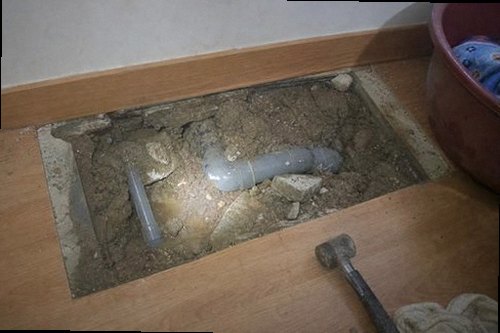 누수탐지 천장과 벽면에 번진 누수 흔적을 확인하는 모습