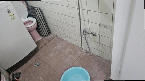 누수탐지 수도계량기 별침과 누수 점검 항목을 확인하는 모습