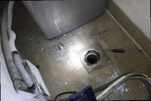 누수탐지 누수 피해가 발생한 베란다 벽면과 천장 물자국