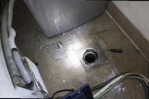 누수탐지 베란다 천장 얼룩과 벽면 마감재 들뜸이 확인된 현장