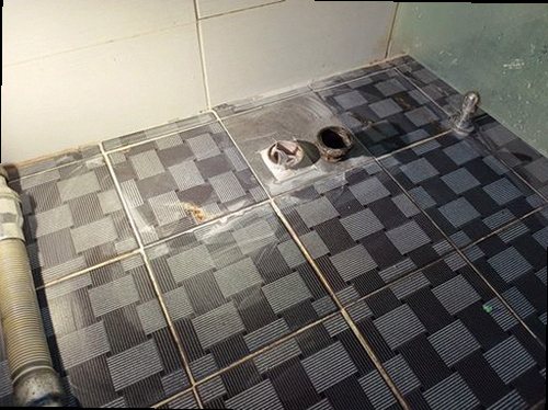 누수탐지 압력 게이지와 청음 장비로 배관 상태를 점검하는 현장
