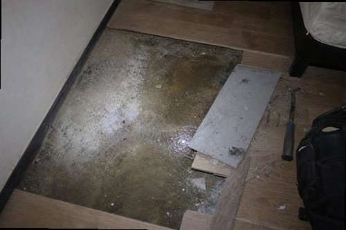 누수탐지 안방 천장과 벽면에 번진 누수 흔적을 확인하는 현장